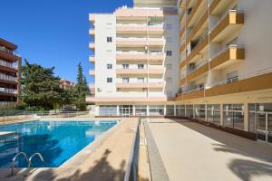 Bazén v ubytování Cosy 2 bedroom ap near the Praia da Rocha nebo v jeho okolí