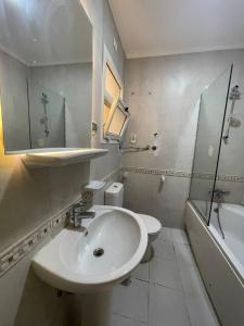 ein weißes Badezimmer mit Waschbecken und Toilette in der Unterkunft Family 2 bedrooms B6 group 62 in Madinaty