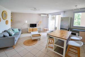 TV a/nebo společenská místnost v ubytování Rives Du Lez avec terrasse et parking gratuit