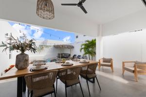a dining room with a table and chairs at Villa Sol A Luna - Mambo Beach in Willemstad