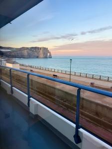 una vista sull'oceano e una spiaggia di Le Pic D'Etretat a Étretat