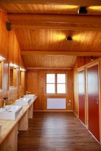 a bathroom with four sinks and a window at Trollforsen Camping & Cottages in Gargnäs