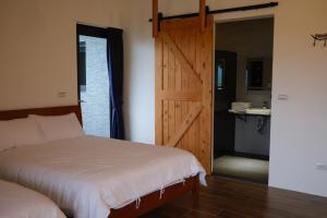 Un pat sau paturi într-o cameră la Qilai Fenghe B&B