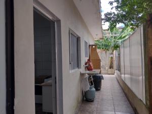 a hallway of a house with a sink and a window at Casa do Sol II in Peruíbe