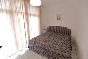 ブリュールにあるCity-Wohnung 2の窓のある部屋にベッドがある寝室