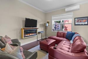 Televiisor ja/või meelelahutuskeskus majutusasutuses Freshwater Joys Jellybean 3br Gem In St John's