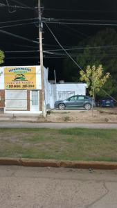 un coche verde estacionado frente a un edificio en Guenechen familiar, en Río Colorado