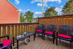 Rõdu või terrass majutusasutuses Freshwater Joys Jellybean 3br Gem In St John's