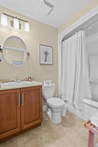 Vannituba majutusasutuses Freshwater Joys Jellybean 3br Gem In St John's