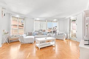 un soggiorno con un divano e un tavolo di LovelyLoft Mercado ad Alicante