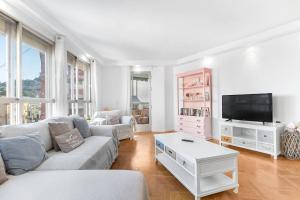 un soggiorno con un divano e una TV di LovelyLoft Mercado ad Alicante