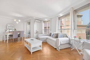 un soggiorno con un divano bianco e un tavolo di LovelyLoft Mercado ad Alicante