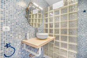 bagno piastrellato blu con lavandino e specchio di LovelyLoft Mercado ad Alicante Altre 16 foto