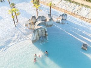 una vista aérea de un tobogán acuático en un parque acuático en Domaine de Dienné - Villages Vacances, en Dienné