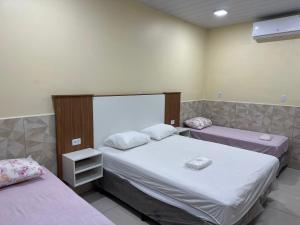 博阿维斯塔Hotel Maracá的一间设有两张床的客房,