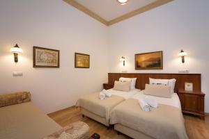 a room with two beds and a couch in it at Ventus Rosa Apartments in Krakow