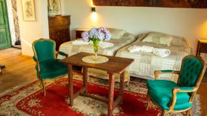 a room with a table and chairs and a bed at Merlín Art Lodge in Atos Pampa