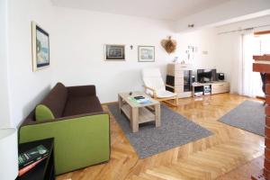Televízia a/alebo spoločenská miestnosť v ubytovaní Apartment Krivec