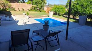 Swimmingpoolen hos eller tæt på Tranquil Garden Cottage