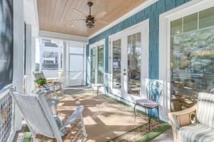 Zona d'estar a Walk to Public Beach Hideaway in St Simons Island