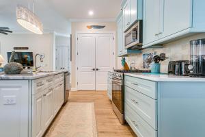 Cuina o zona de cuina de Walk to Public Beach Hideaway in St Simons Island