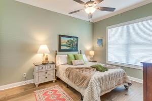Llit o llits en una habitació de Walk to Public Beach Hideaway in St Simons Island