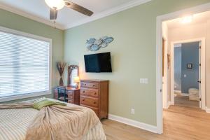 Llit o llits en una habitació de Walk to Public Beach Hideaway in St Simons Island