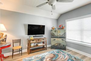 Televisor o centre d'entreteniment de Walk to Public Beach Hideaway in St Simons Island