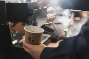 Příslušenství pro přípravu čaje a kávy v ubytování GEMS YUFUIN Hotel and Spa Cafe Bar