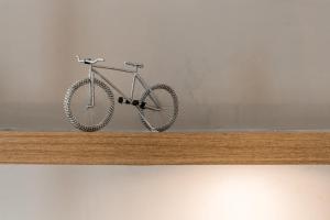 a bike sitting on top of a wooden shelf at Cyclinn Brooklin Novo in São Paulo