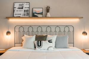 a bed with a black headboard and white pillows at Cyclinn Brooklin Novo in São Paulo