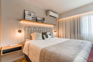 a hotel room with a large bed and a window at Cyclinn Brooklin Novo in São Paulo