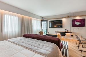 a hotel room with a bed and a desk at Cyclinn Brooklin Novo in São Paulo