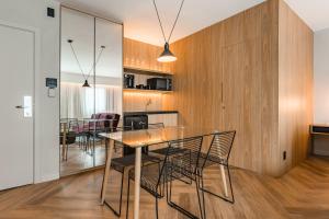 a dining room with a table and chairs at Cyclinn Brooklin Novo in São Paulo