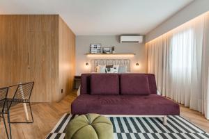 a bedroom with a purple bed in a room at Cyclinn Brooklin Novo in São Paulo