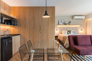 a room with a bed and a table and a couch at Cyclinn Brooklin Novo in São Paulo
