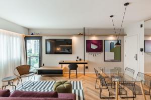 a living room with a purple couch and a glass table at Cyclinn Brooklin Novo in São Paulo