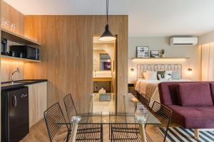 a room with a bed and a table and a couch at Cyclinn Brooklin Novo in São Paulo
