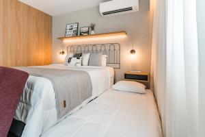 a bedroom with two beds and a window at Cyclinn Brooklin Novo in São Paulo