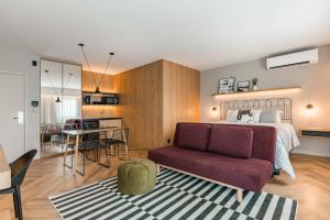 a bedroom and living room with a bed and a couch at Cyclinn Brooklin Novo in São Paulo