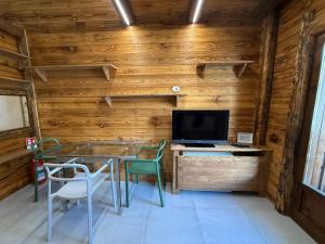 Μια τηλεόραση ή/και κέντρο ψυχαγωγίας στο Tiny Charming Apartment close to the ski slopes