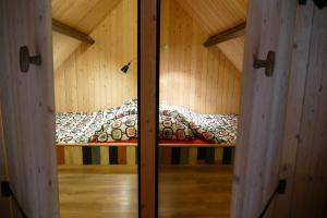 a small room with a bed in a attic at Ulekesnest in Helenaveen