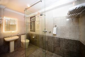 un bagno con doccia, WC e lavandino di Hotel Mums Home a Kathmandu