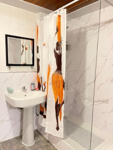 a bathroom with a shower and a sink at Shepherds House - 3 bedroom in Goodmayes
