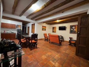 a large living room with a table and chairs at Kazasha-Bari in Barichara