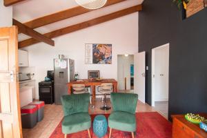 Η κουζίνα ή μικρή κουζίνα στο Poseidon's Pad - Eclectic 2-bedroom apartment in trendy Muizenberg