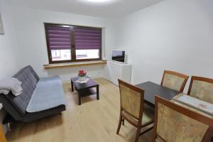 Una sala de estar con una mesa y un comedor. en City-Wohnung 12a, en Brühl