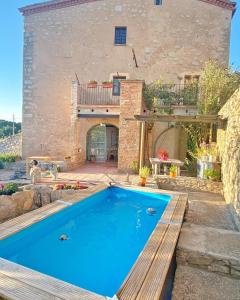 The swimming pool at or close to Casa Pardal Coliving & Coworking