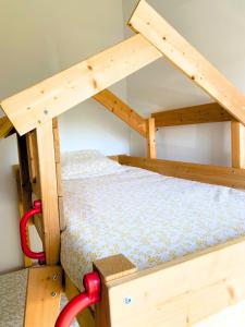 a bedroom with two bunk beds in a room at Maison au calme à 2,4km de la mer, kids friendly in Jullouville-les-Pins