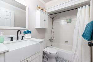 Koupelna v ubytování SLC Basecamp + 47 fotografií